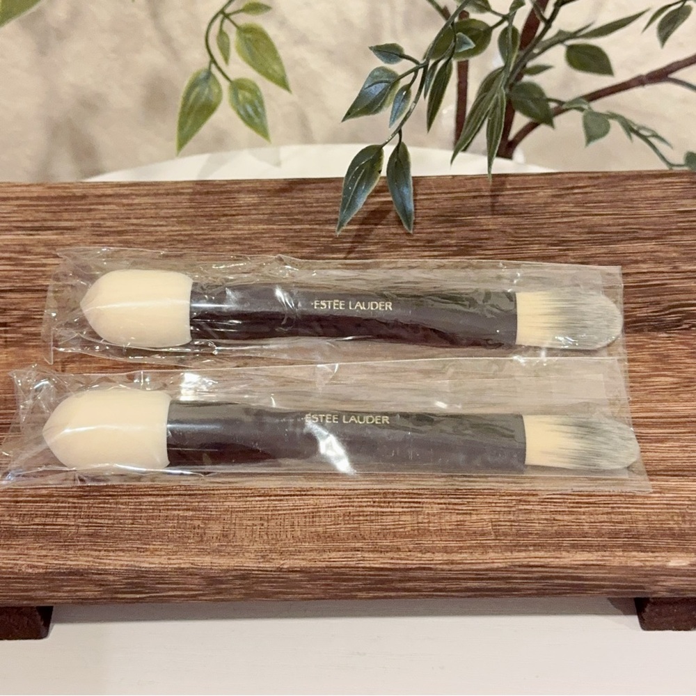 Estee Lauder Dual-Ended Foundation Brush with Sponge 2 Pieces New - Picture 2 of 3